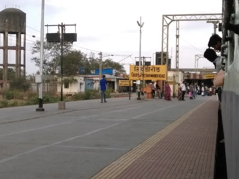 Bhiwandi — Hanuman Tekdi red light area, Mumbai — the open platform at Bhiwandi Road station on the godown corridor